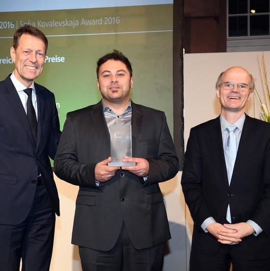 Dr. Francesco Neri (Mitte) erhält in Berlin den Sofja Kovalevskaja-Preis.