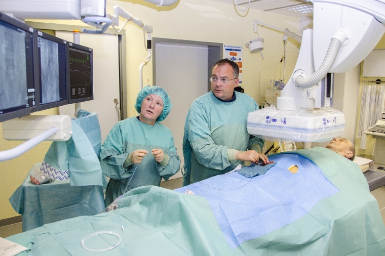 Funktionsschwester Simone Krause und Prof. Ralf-Thorsten Hoffmann an der...