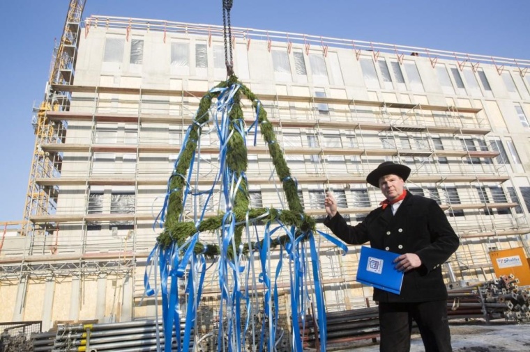 Nach dem Richtspruch des Zimmermanns wurde gestern die Richtkrone über dem...