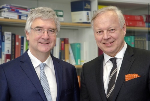 Prof. Dr. Axel Hillmann (r), der frühere Direktor der Orthopädischen Klinik...