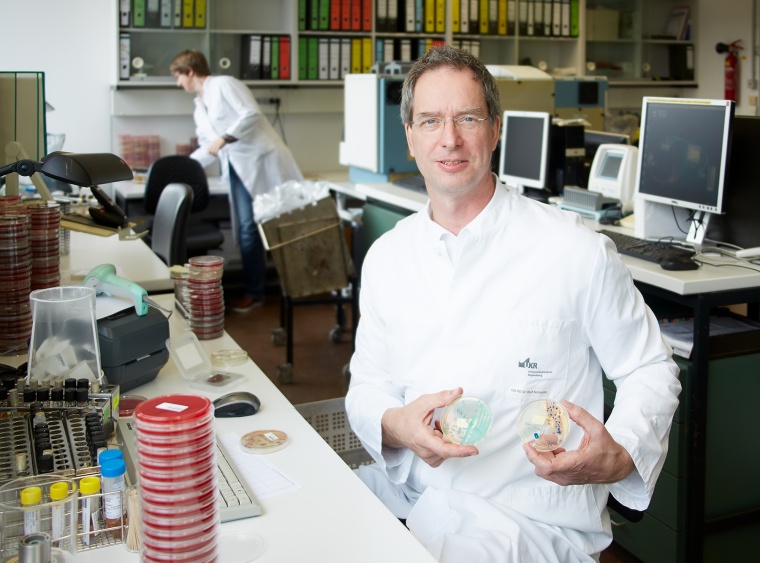Professor Dr. Wulf Schneider erforscht unter anderem multiresistente Keime.