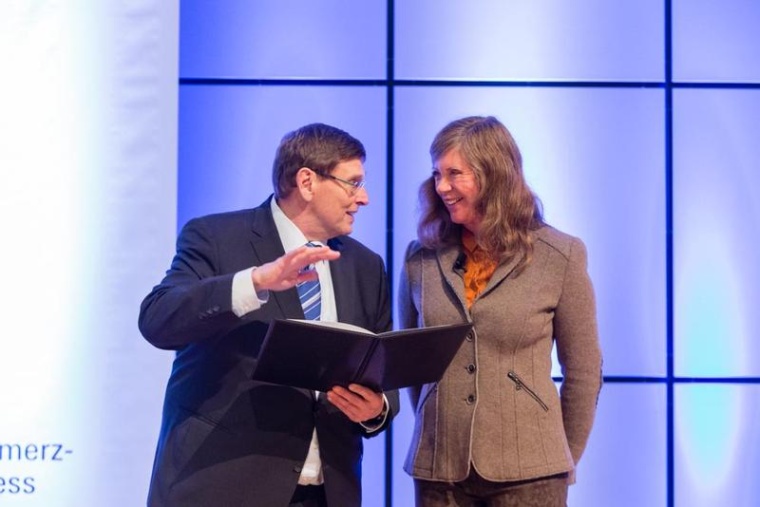 Schmerzpreisverleihung: Dr. Gerhard Müller-Schwefe und die Preisträgerin Dr....