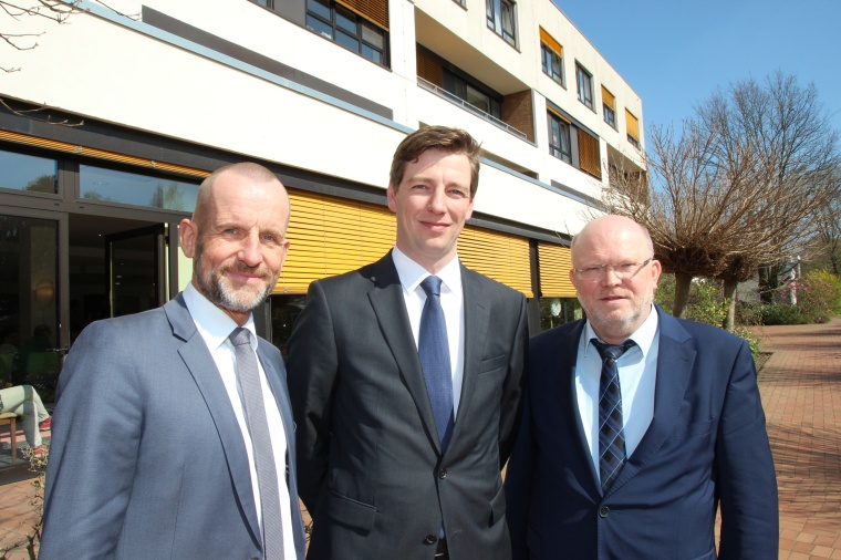 Die Geschäftsführung der Niels-Stensen-Kliniken, Werner Lullmann (Dritter von...