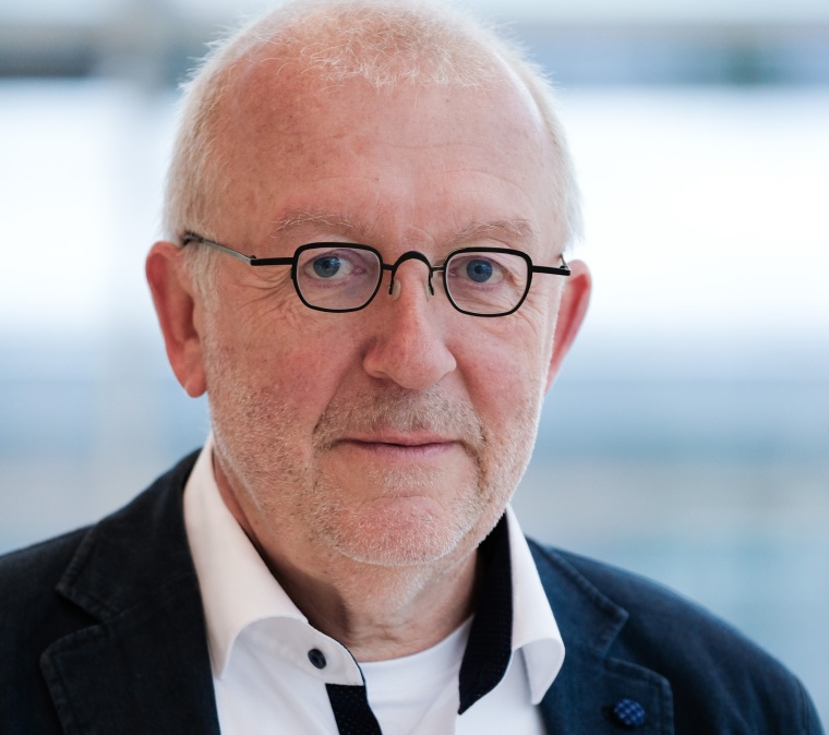 Dr. Andreas W. Schneider