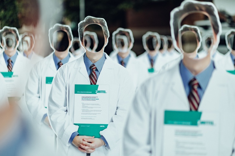 Mit 180 lebensgroßen Pappfiguren sowie einer symbolischen Stellenanzeige haben...