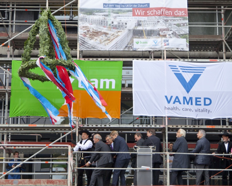 Gemeinsam zogen sie den Richtkranz in die Höhe: Daniel Günther, Bernd Saxe ,...