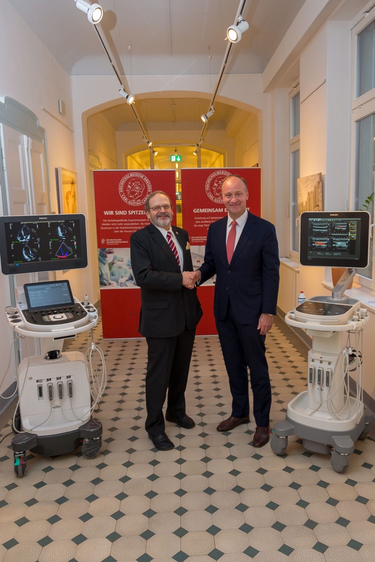 Wilfried Winzer (l), Kaufmännischer Vorstand des Universitätsklinikums...