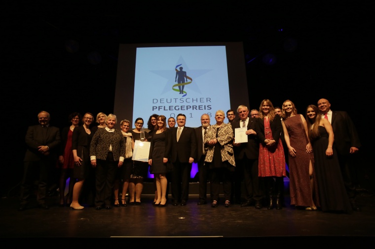 Alle Gewinner und Laudatoren auf einem Foto versammelt. In ihrer Mitte befindet...