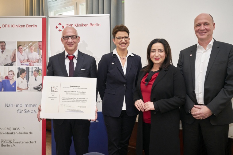 Übergabe des MRE-Siegels v.l.n.r.: Chefarzt des Instituts für Hygiene PD Dr....