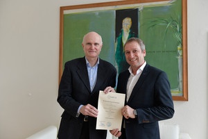 Prof. Dr. Roland Eils und Dekan Prof. Dr. Axel R. Pries. Copyright...