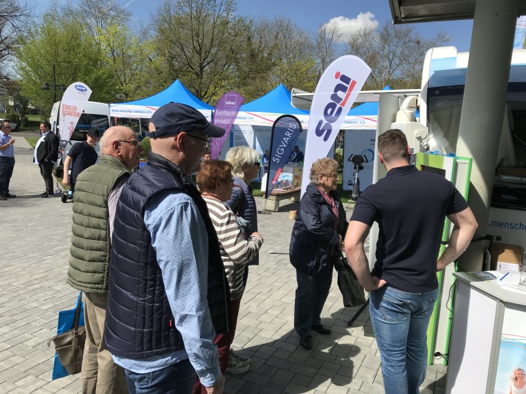 Andrang bei SENI bei den ersten Menschen-Bewegen Events