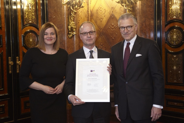 Prof. J. Winter (Mitte) von der Ludwig-Maximilians-Universität München bekam...