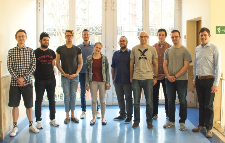 Felix Hoffmann (rechts) und die Teilnehmer der ersten Wahlfachveranstaltung...