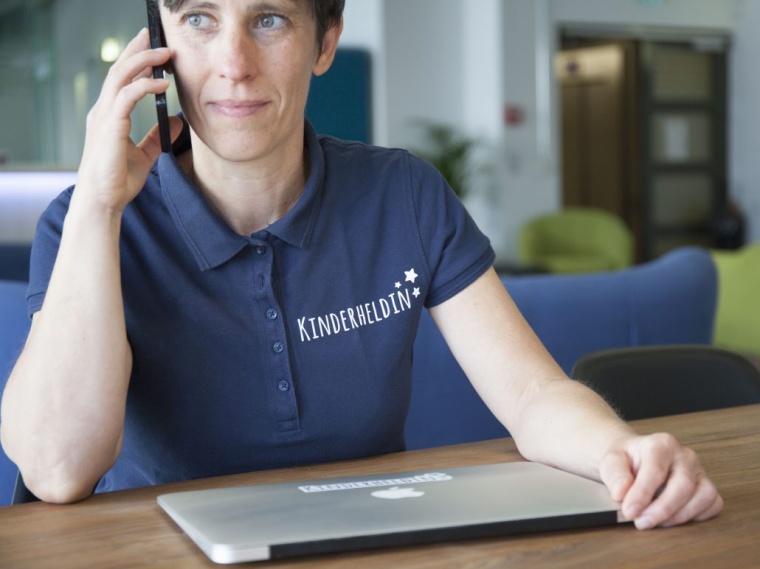 Nicole Höhmann ist eine Hebamme der Kinderheldin GmbH, die Familien online...