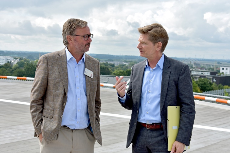 Besichtigung in luftiger Höhe: Vom Hubschrauber-Landeplatz aus hatte...