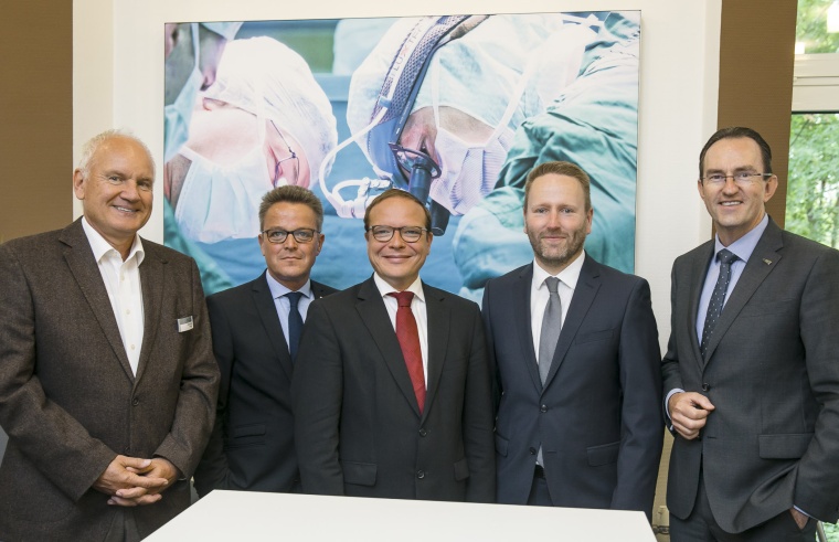 Die Betriebsleitung des Klinikums Braunschweig (1.v.l. und 2.v.l.)...