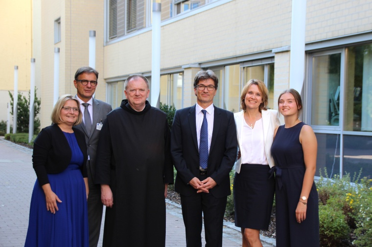 Prof. Dr. Andreas Luchner (3.v.r.) zusammen mit seiner Familie und dem...