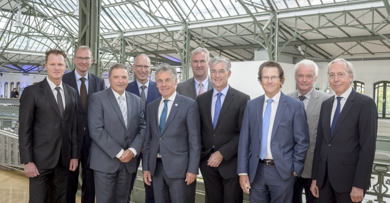 Der neue Vorstand um den Vorsitzenden Josef May respäsentiert die gesamte...