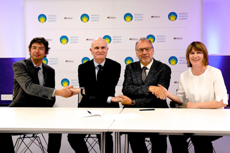 V.l.n.r.: Prof. Dr. Christian Drosten (Charité), Prof. Dr. Axel R. Pries...