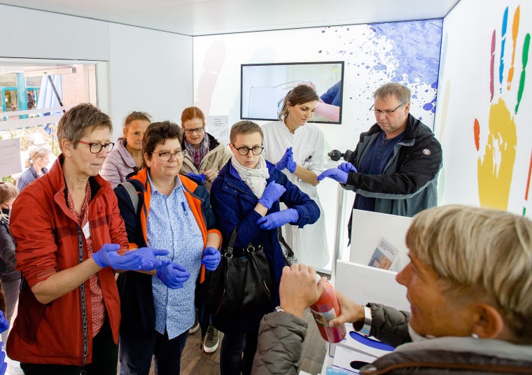 Im ASH-Tourbus wurde zum Beispiel den Interessierten praxisnah gezeigt, wie...