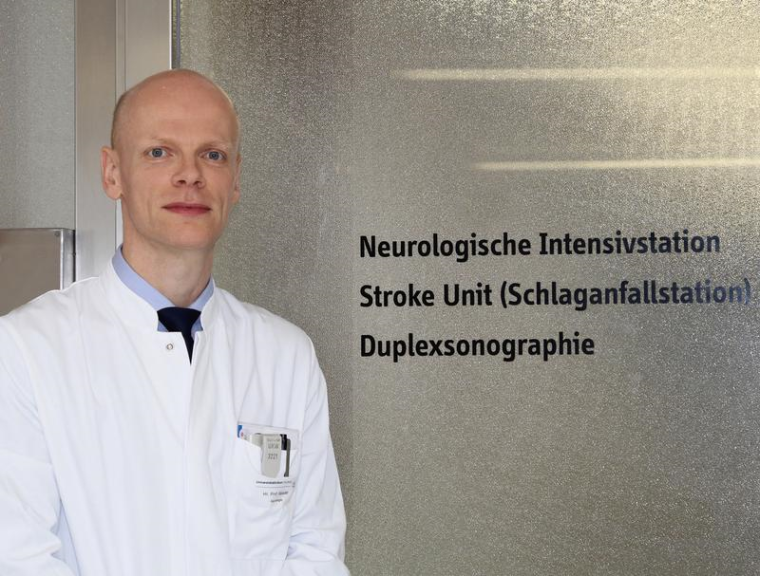 Prof. Dr. Karl Georg Häusler vor dem Eingang der Stroke Unit am...