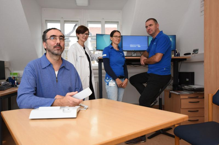 Schlaganfallhelfer Colin Geipel besetzt die Hotline und ergänzt damit das...