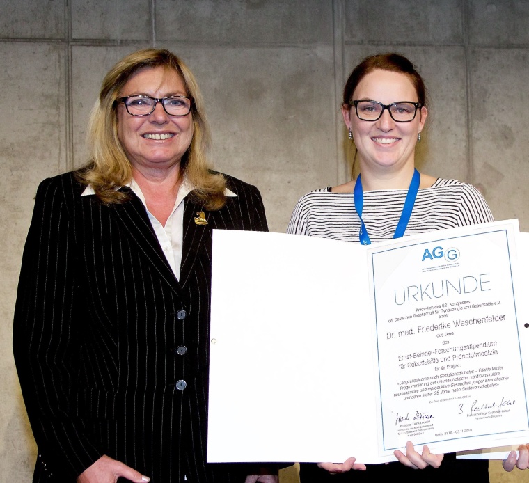 Dr. Friederike Weschenfelder (rechts im Bild) erhält das...