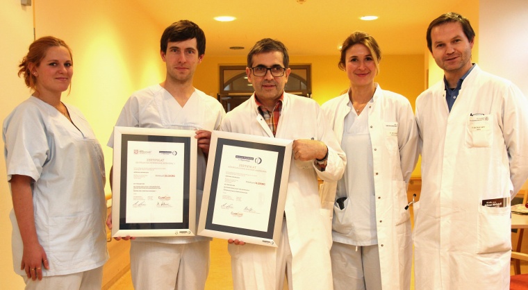 Prof. Beige (Mitte) freut sich mi seinem Team über die erneute Zertifizierung.