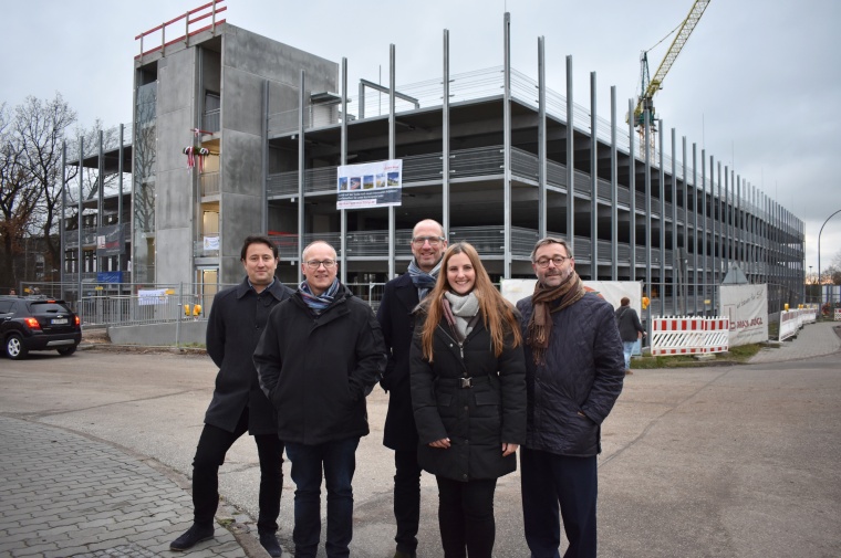 Vor dem Parkhaus (v.li.) Immanuel Mihm und Cristian Koch von Schnittger...