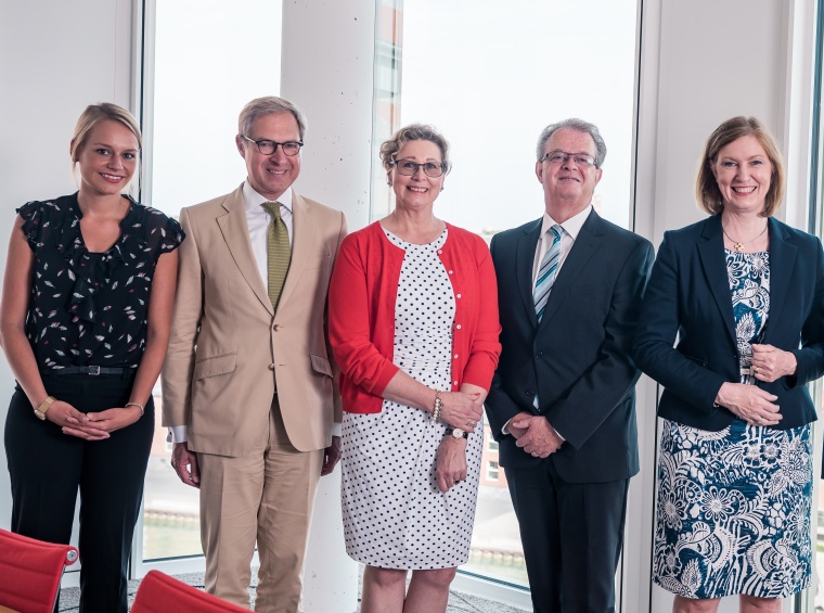 v.l.: von links: Alina Hövelmann (Curacon), Tobias Allkemper (Curacon),...