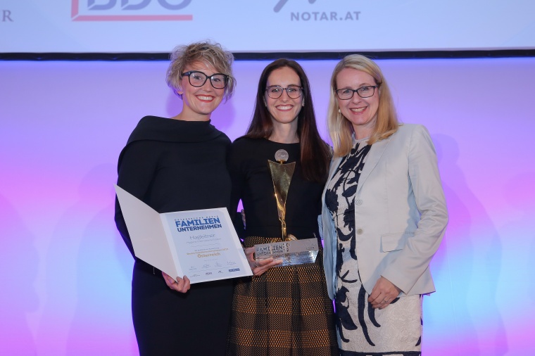 Katharina und Stefanie Hagleitner mit Margarete Schramböck, Bundesministerin...