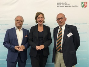 Prof. Dr. Bernd Böttiger, Schulministerin Yvonne Gebauer und Prof. emer. Dr....