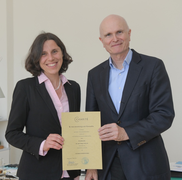 Prof. Gabrysch bei der Urkundenübergabe. Foto: Peitz/Charité