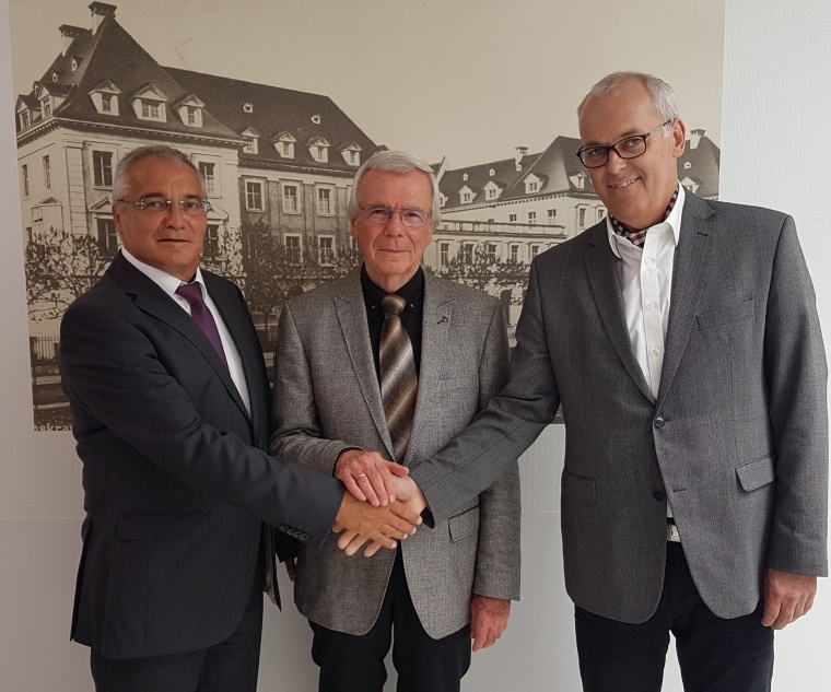 v.l.n.r.: Geschäftsführer Manfred Albrecht, Aufsichtsratsvorsitzender Prof....