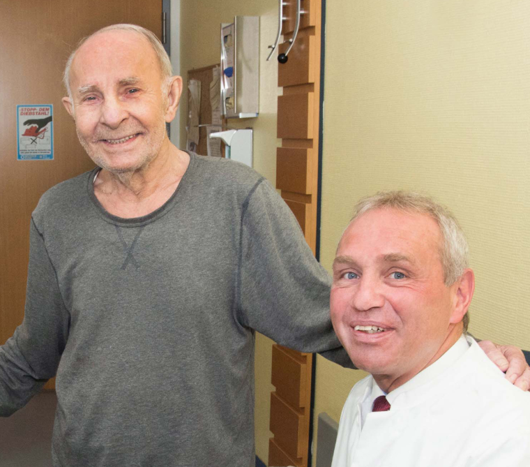 Prof. Dr. Hauke Lang im Gespräch mit seinem Patienten Abanas Jure; Foto:...