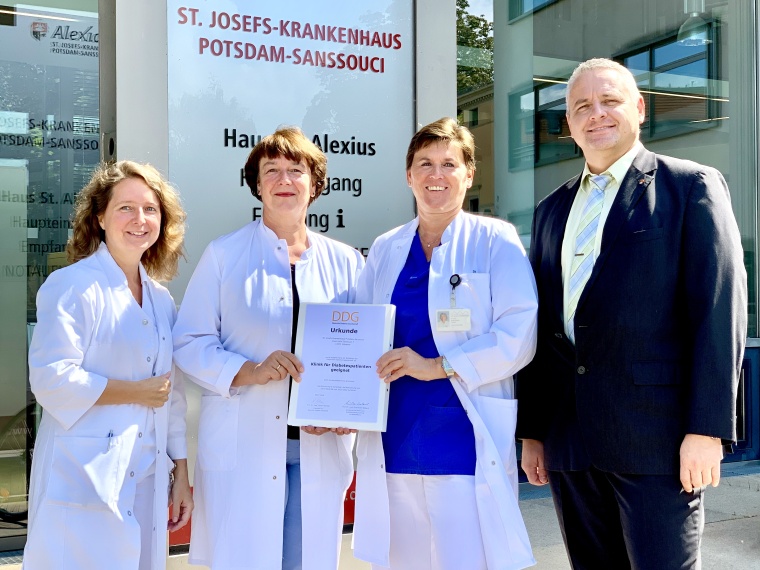 Stolz auf die erneute Zertifizierung: Ärztliche Direktorin und Chefärztin der...