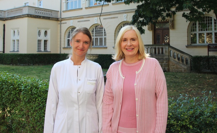Dr. Marlen Zurek (links) mit Geschäftsführerin Dr. Iris Minde (rechts) Foto:...