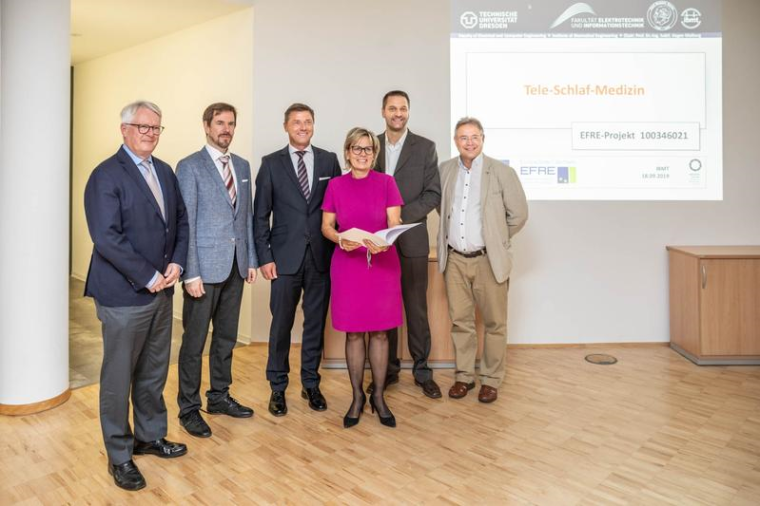 Gesundheitsministerin Barbara Klepsch übergibt Förderbescheid. Foto: Lukas...