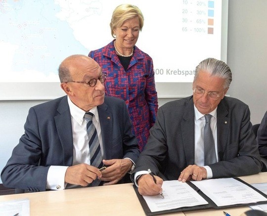 Staatssekretärin Annette Storsberg mit Prof. Dr. Jochen A. Werner (r.,...