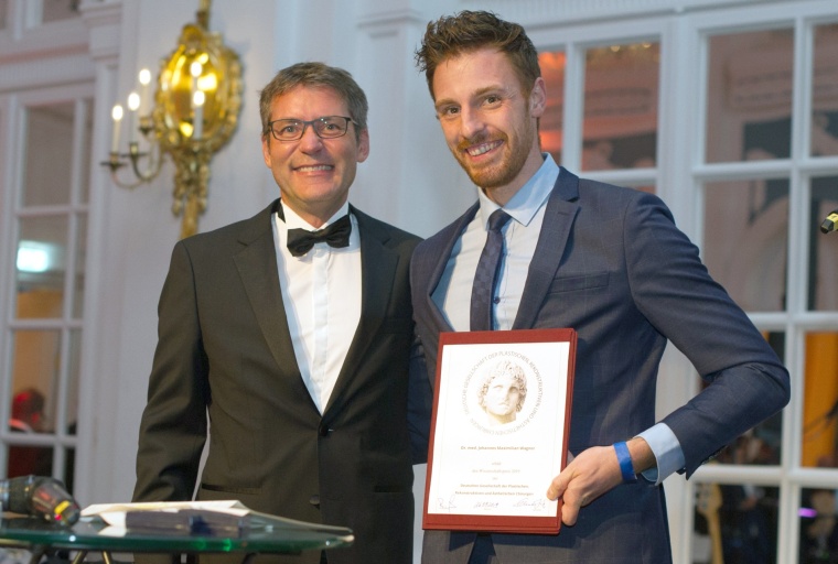 Dr. Johannes Maximilian Wagner (r.) mit Prof. Dr. Dr. Lukas Prantl, Präsident...