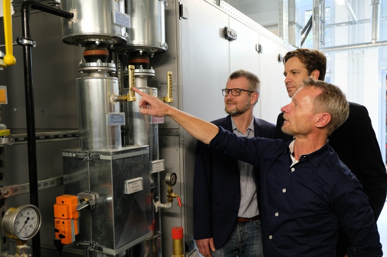 Ralf Dammann, Projektmanager im Zentralbereich Bau und Technik, zeigt dem...