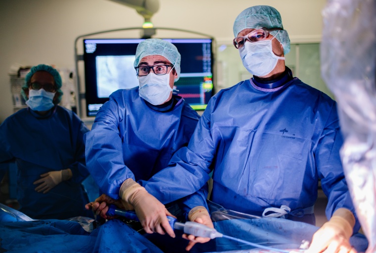 Studienleiter Prof. Dr. Georg Nickenig (r.) und Mitautor Dr. Marcel Weber (l.)...