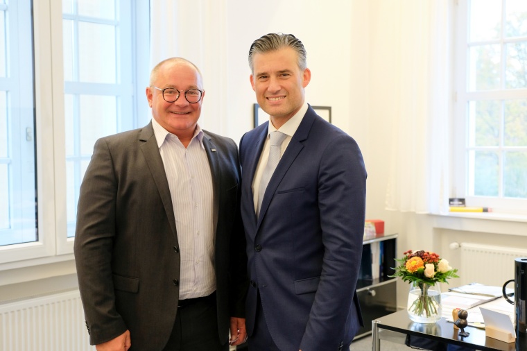 Freuen sich auf die Zusammenarbeit: Dr. Matthias Bracht, KRH Geschäftsführer...