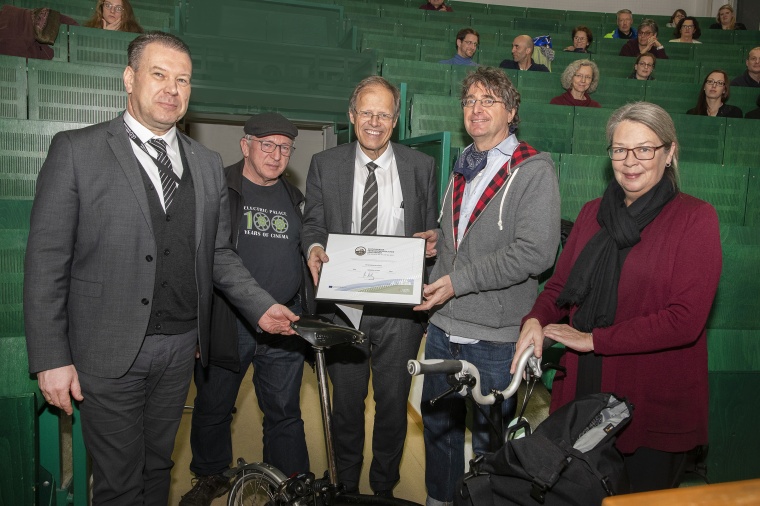 Freuen sich über die Auszeichnung (v.l.): P. Grell, Leiter Facility...