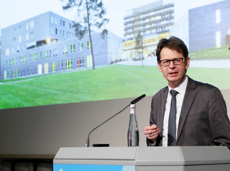 Michael Körber, Leiter des UKB-Baumanagements, bei der Verleihung der...