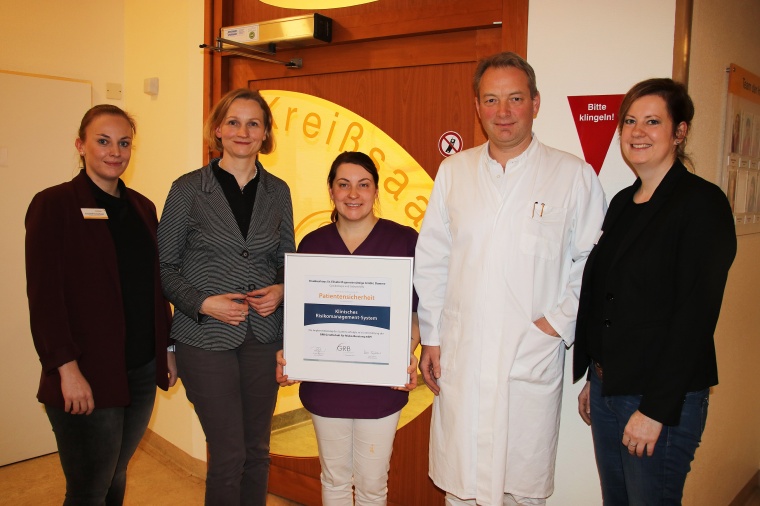 Urkundenübergabe mit (v.l.) Annabell Ronnebaum, Vera Triphaus, Anika Siltmann,...