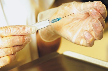 Viele Nadelstichverletzungen passieren beim eigentlich verbotenen sog....