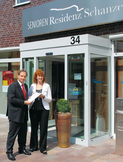 Dr. Martin Kröll vom Bochumer IAW überreicht die Studienergebnisse ­Claudia...