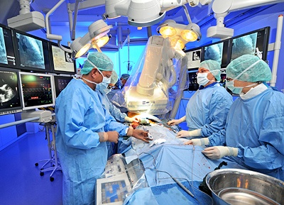 Die minimal-invasive Transkatheter-Aortenklappenimplantation (TAVI) wird von...