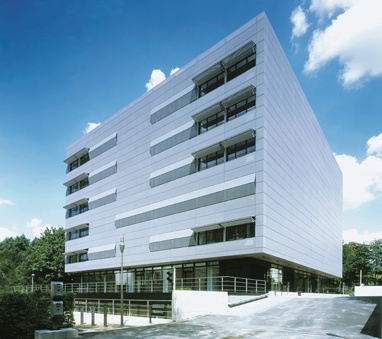 Die markante Fassade des Zentrums für molekulare Medizin der Universität zu...